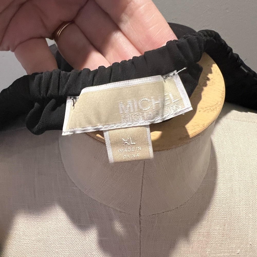 Chic Black Ruffled Blouse - Picture 3 of 3